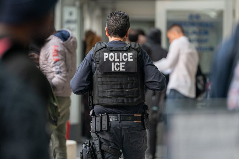 AFP__20250203__1258485376__v3__HighRes__AsylumSeekingMigrantsWaitInLineForImmigratio