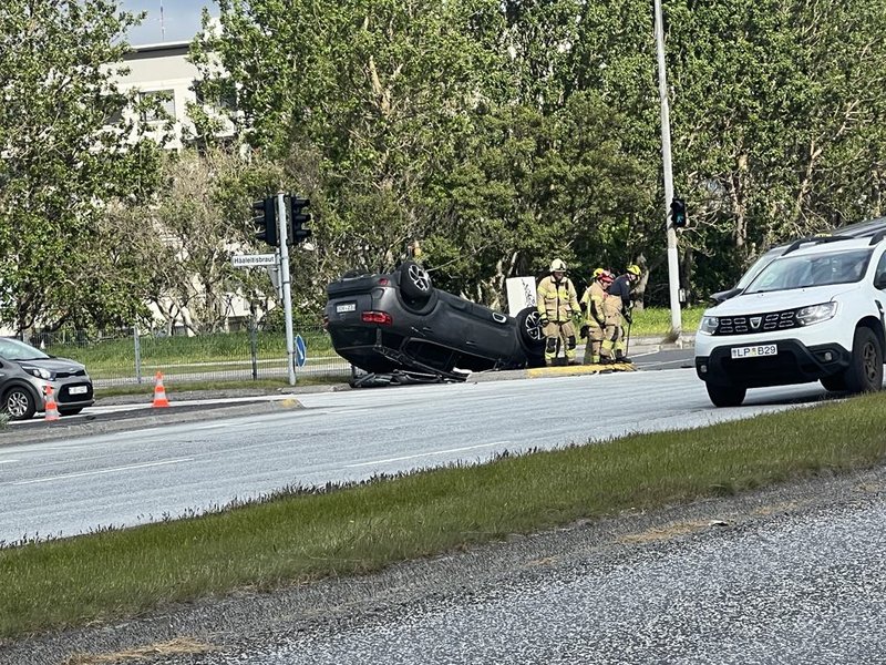 Citroen á Miklubraut bílslys