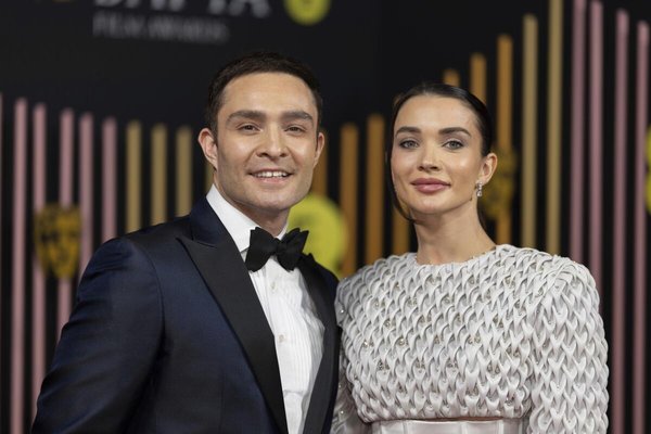 Ed Westwick leikari og Amy Jackson