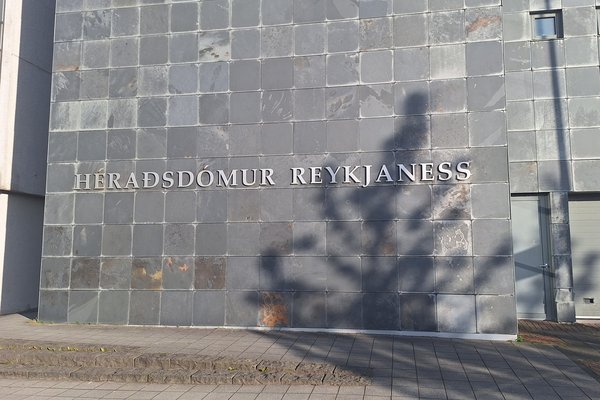 Karlmaður réðst á sambýliskonu sína með kertastjaka