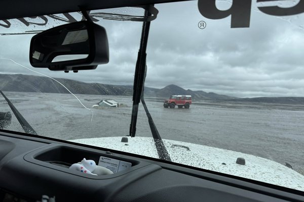 Erlendur ferðamaður festi jeppa sinn við Mælifell