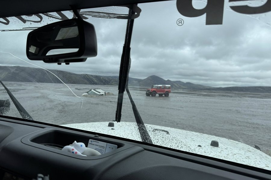 Erlendur ferðamaður festi jeppa sinn við Mælifell