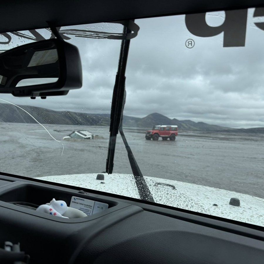 Erlendur ferðamaður festi jeppa sinn við Mælifell