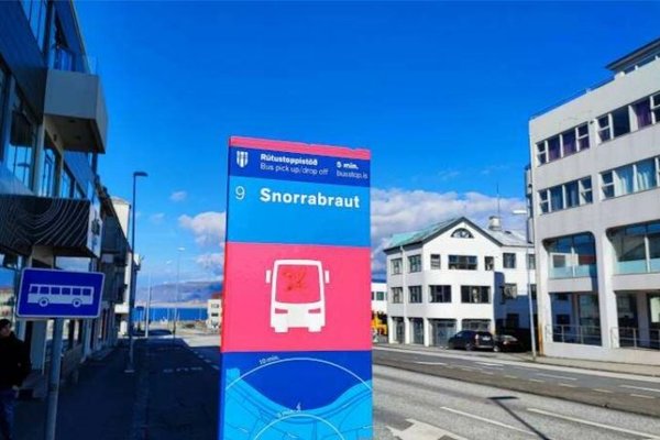 Ferðamaður kýldur í andlitið við biðstöð á Snorrabraut