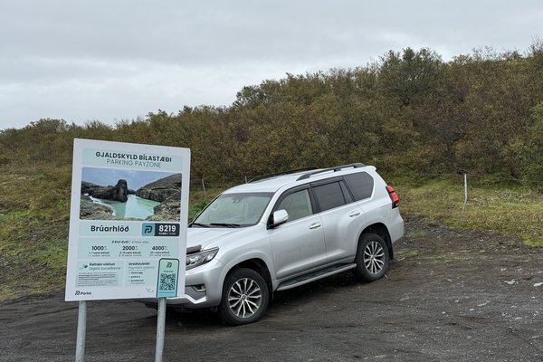 Árni setur límband á númeraplötur til að forðast gjaldskyldu