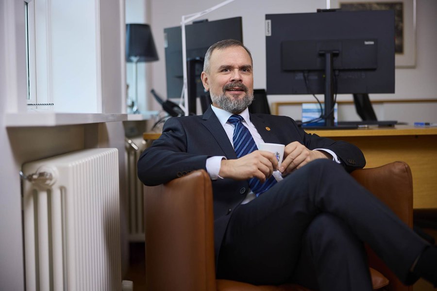 Fjármálaráðherra bætir við sig öðrum aðstoðarmanni
