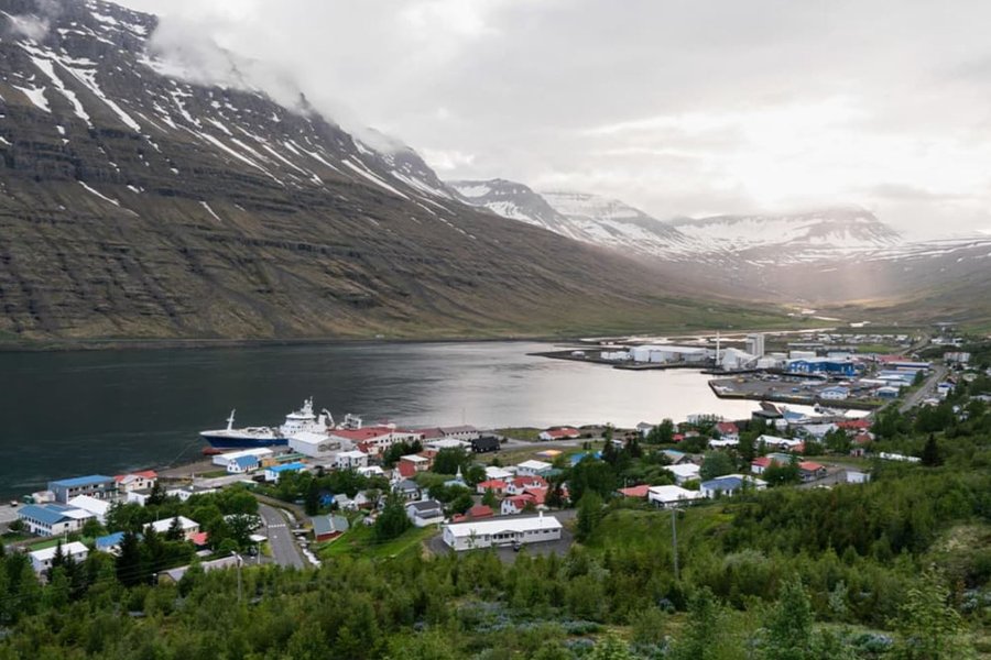 Dagsektir felldar niður ef olíumengun verður hreinsuð á Eskifirði