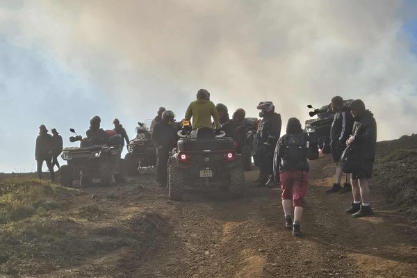 Landeigandi og fjórhjólafólk tókust á við eldgosið