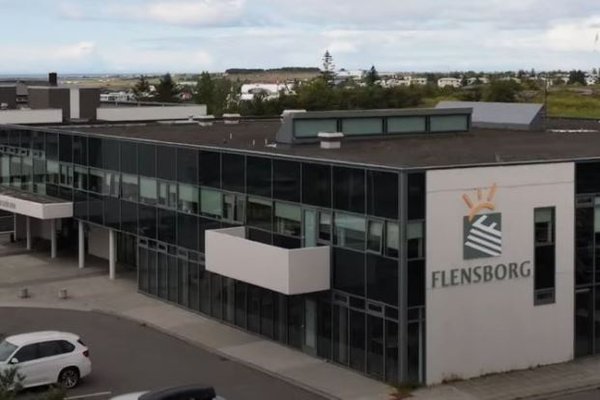 Unglingsstelpa handtekin á leið í próf