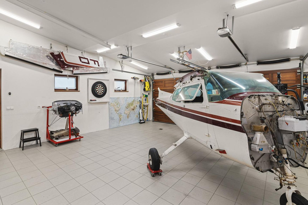 Kópavogshöll með flugvélaskúr til sölu