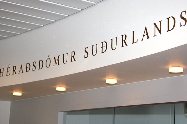 Einn úrskurðaður í vikulangt gæsluvarðhald