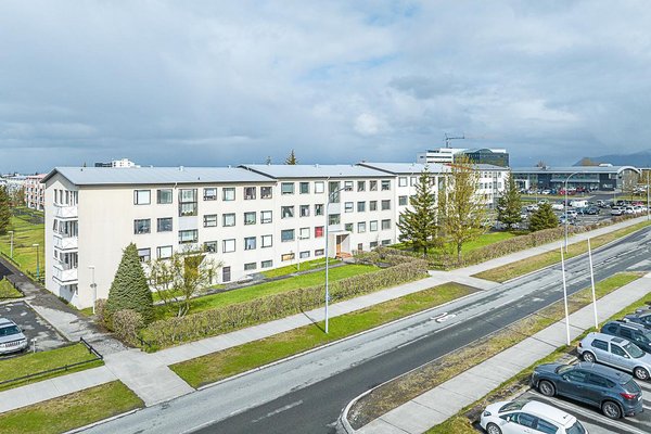 Kviknaði í bíl á ferð í Árbænum
