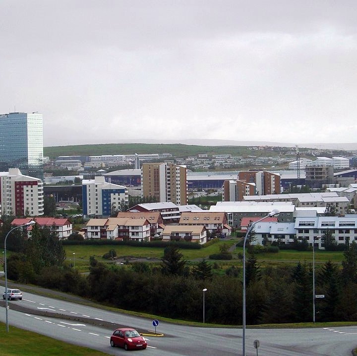Bíll endaði á húsi í Kópavogi