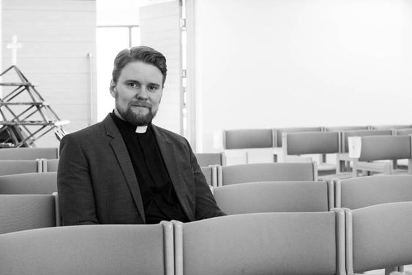 Séra Sigurður blessar Breiðholtið