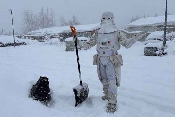 Hið illa Keisaraveldi hjálpaði til við snjómokstur