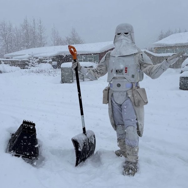 Hið illa Keisaraveldi hjálpaði til við snjómokstur
