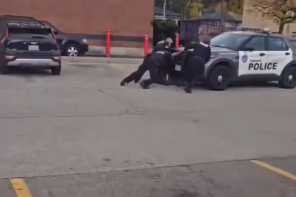 Lögreglumenn óku í tvígang yfir meintan glæpamann