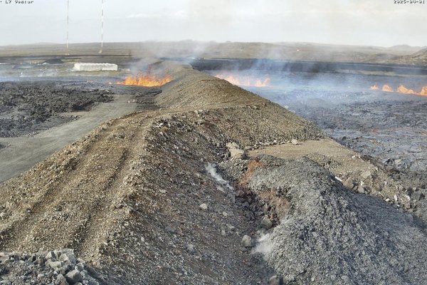 Hér sést sprungan kljúfa varnargarðinn