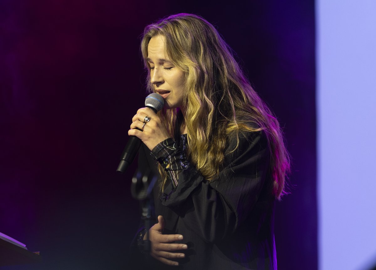 GDRN, Guðrún Ýr Eyfjörð Jóhannesdóttir syngur á viðburði Riddara Kærleikans