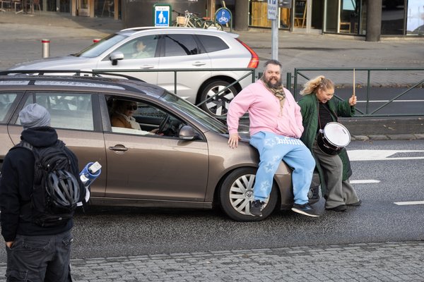 Ók með mótmælendur á húddinu í Lækjargötu