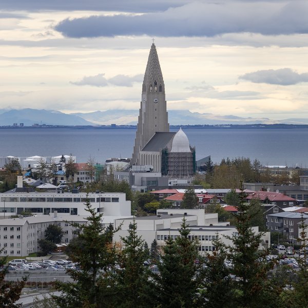 Ökumaður ók á grindverk