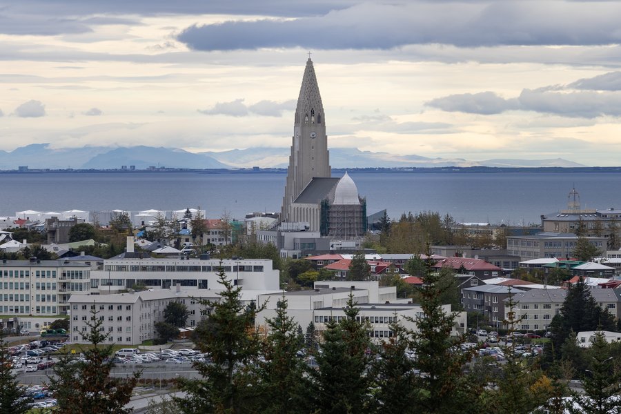 Ökumaður ók á grindverk