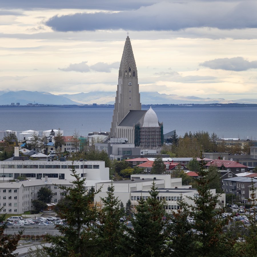 Ökumaður ók á grindverk