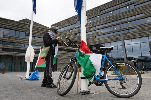 Palestínski fáninn dreginn að húni við utanríkisráðuneytið