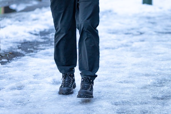 Tveir fluttir á sjúkrahús eftir fall í hálku