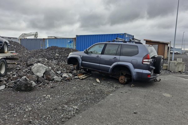 Rándýrum dekkjum undan Land Cruiser stolið af Þórði