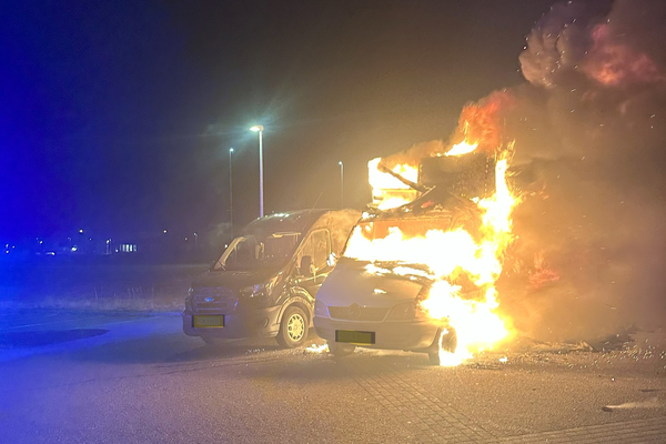 Sendibíll brann til kaldra kola í Hafnarfirði