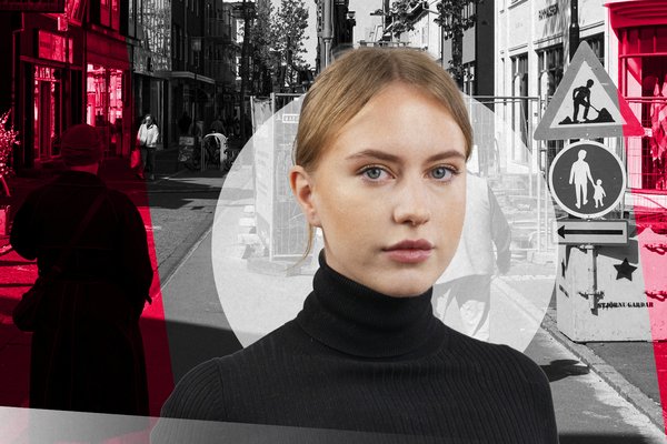 Segist aðeins hafa verið áreitt af erlendum karlmönnum í bænum