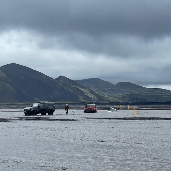 Leiðsögumaður bjargaði föstum jeppa við Mælifell