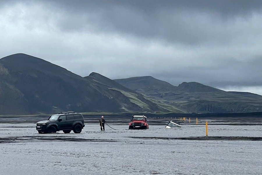 Leiðsögumaður bjargaði föstum jeppa við Mælifell