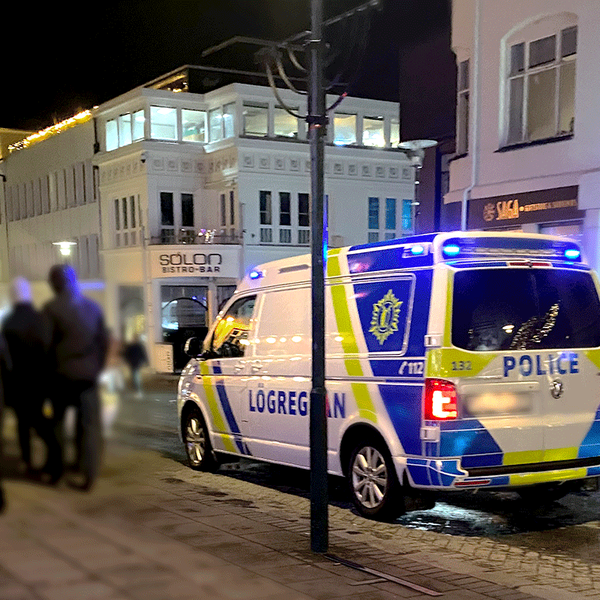 Sótölvaður maður í grímubúning snapaði sér fæting í miðborginni