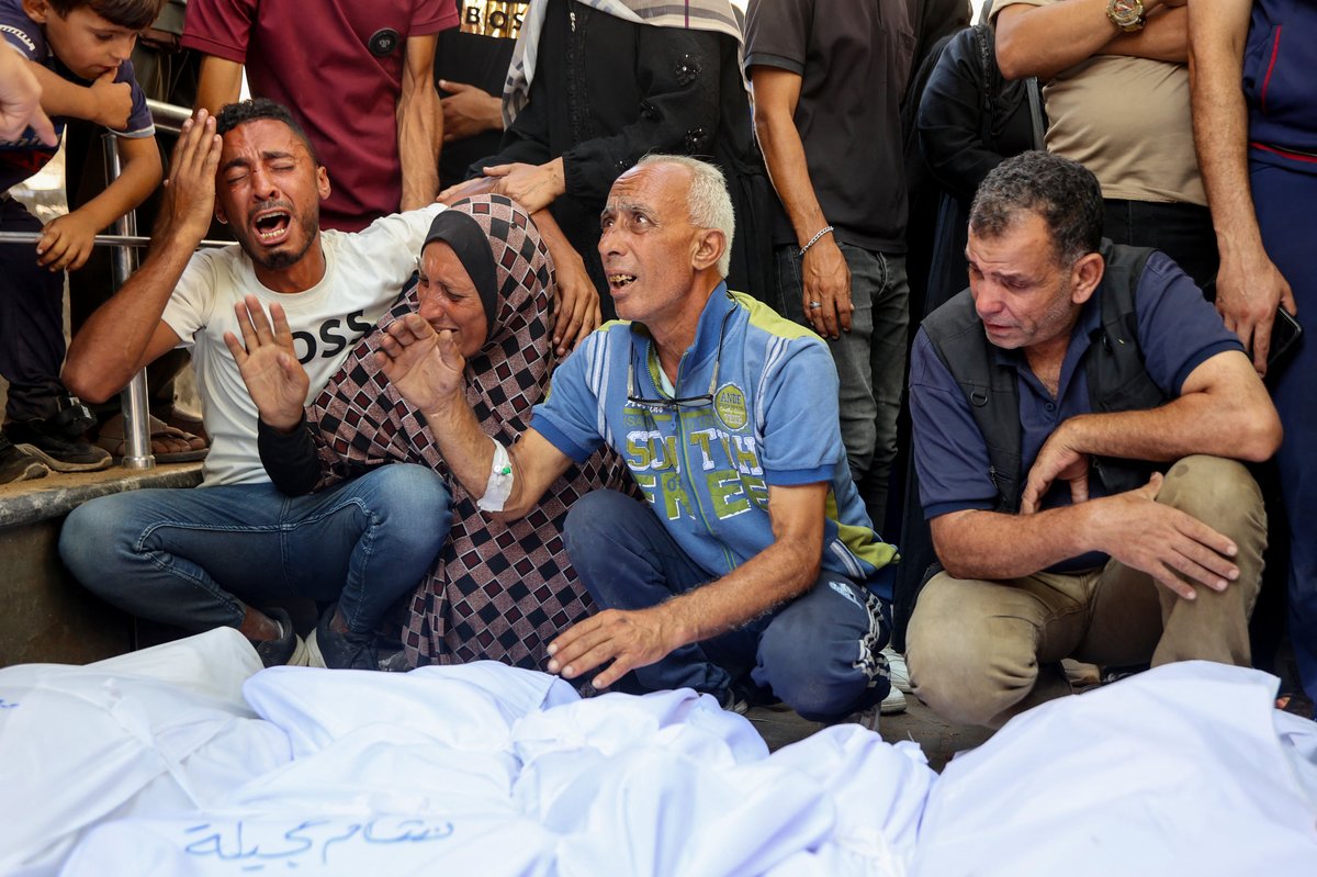 Fólk syrgir yfir líkum fórnarlamba ísraelskrar árásar sem hafnaði á Mustafa Hafez-skólanum, þar sem Palestínumenn höfðu leitað skjóls undan stríðinu, áður en jarðarför hófst við al-Shifa sjúkrahúsið í Gasa-borg, þann 3. júlí 2025, í miðri áframhaldandi átökum milli Ísraels og palestísku vígasamtakanna Hamas.