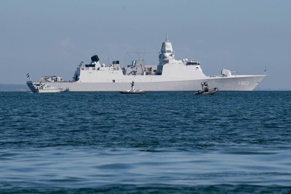 Herskip hópast við strendur Íslands